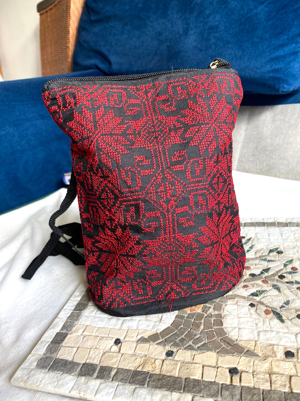 Bandoulière légère brodée – Tatreez palestinien noir & rouge classique