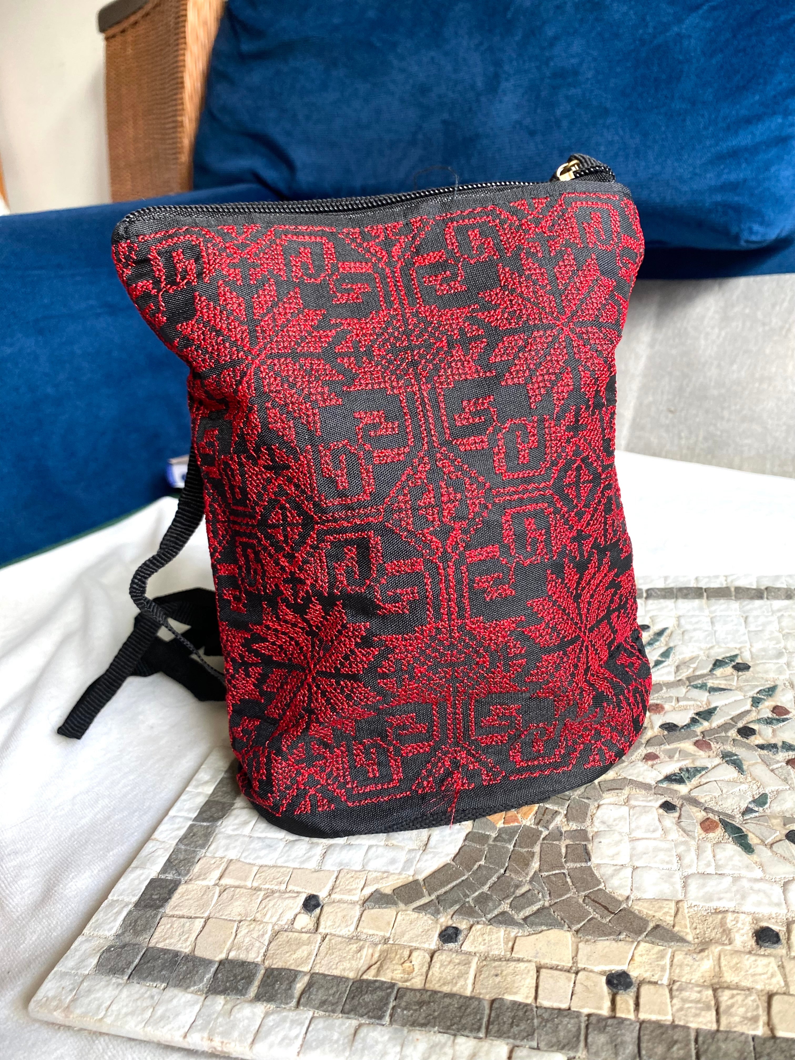 Bandoulière légère brodée – Tatreez palestinien noir & rouge classique