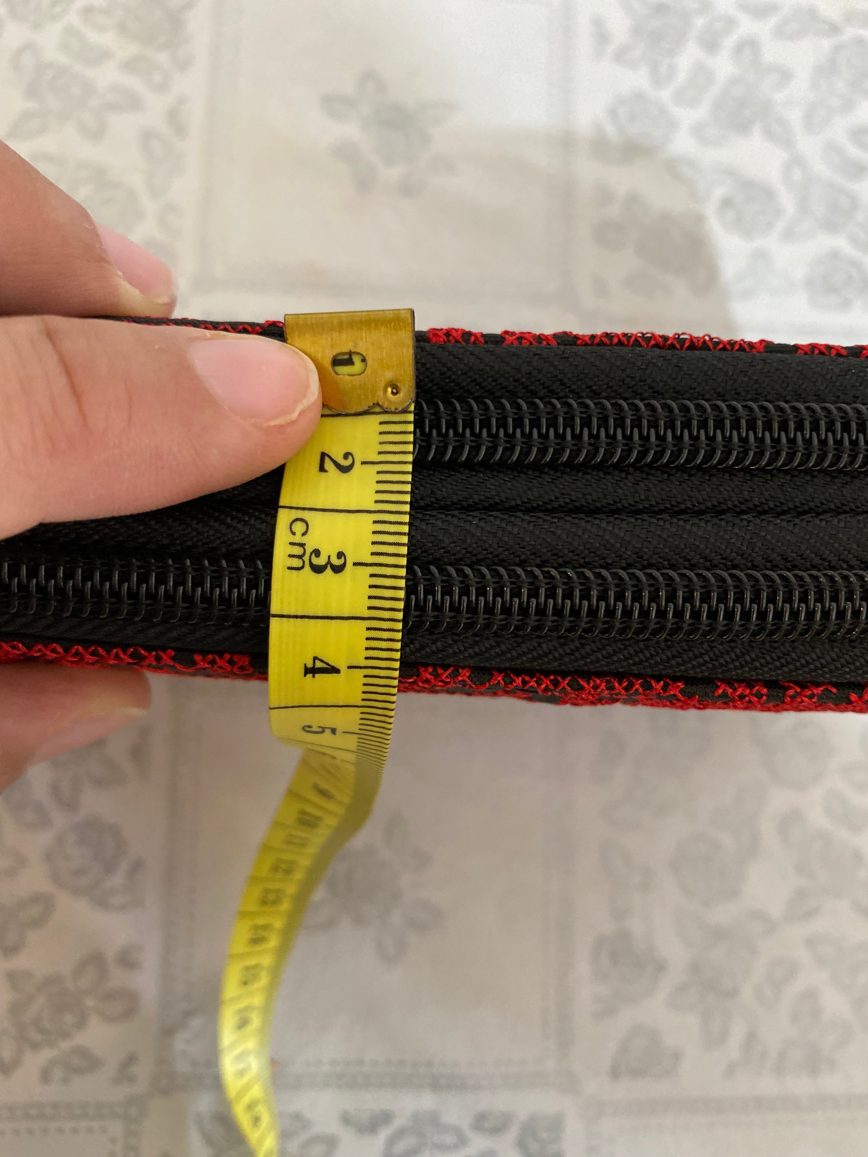 Pochette noir & rouge classique – Motif tatreez palestinien grand format