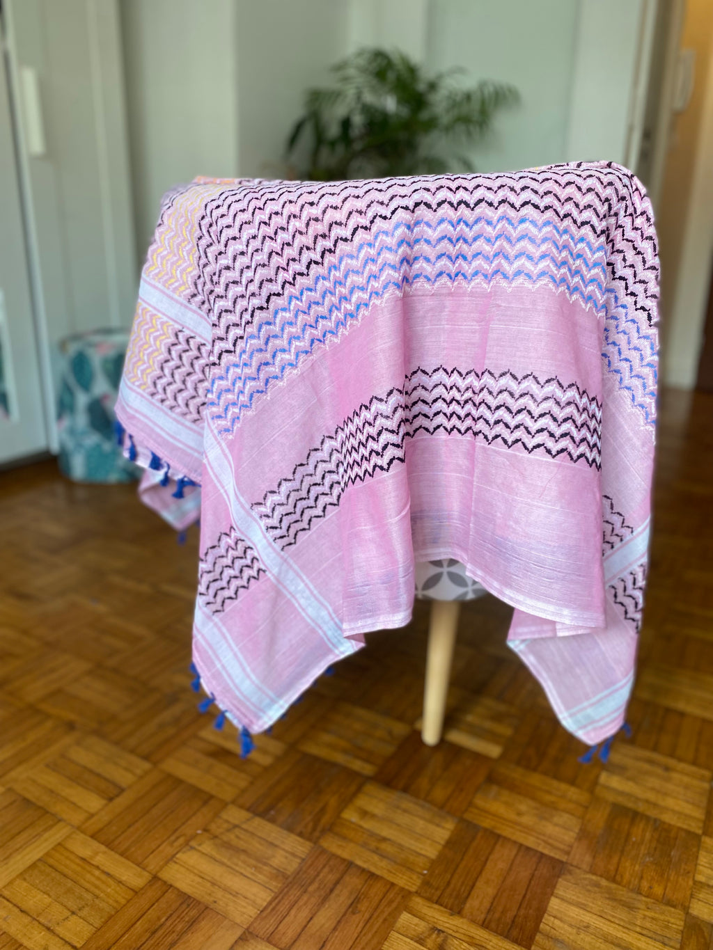 Kiffieh Palestinien authentique rose avec pompons bleus