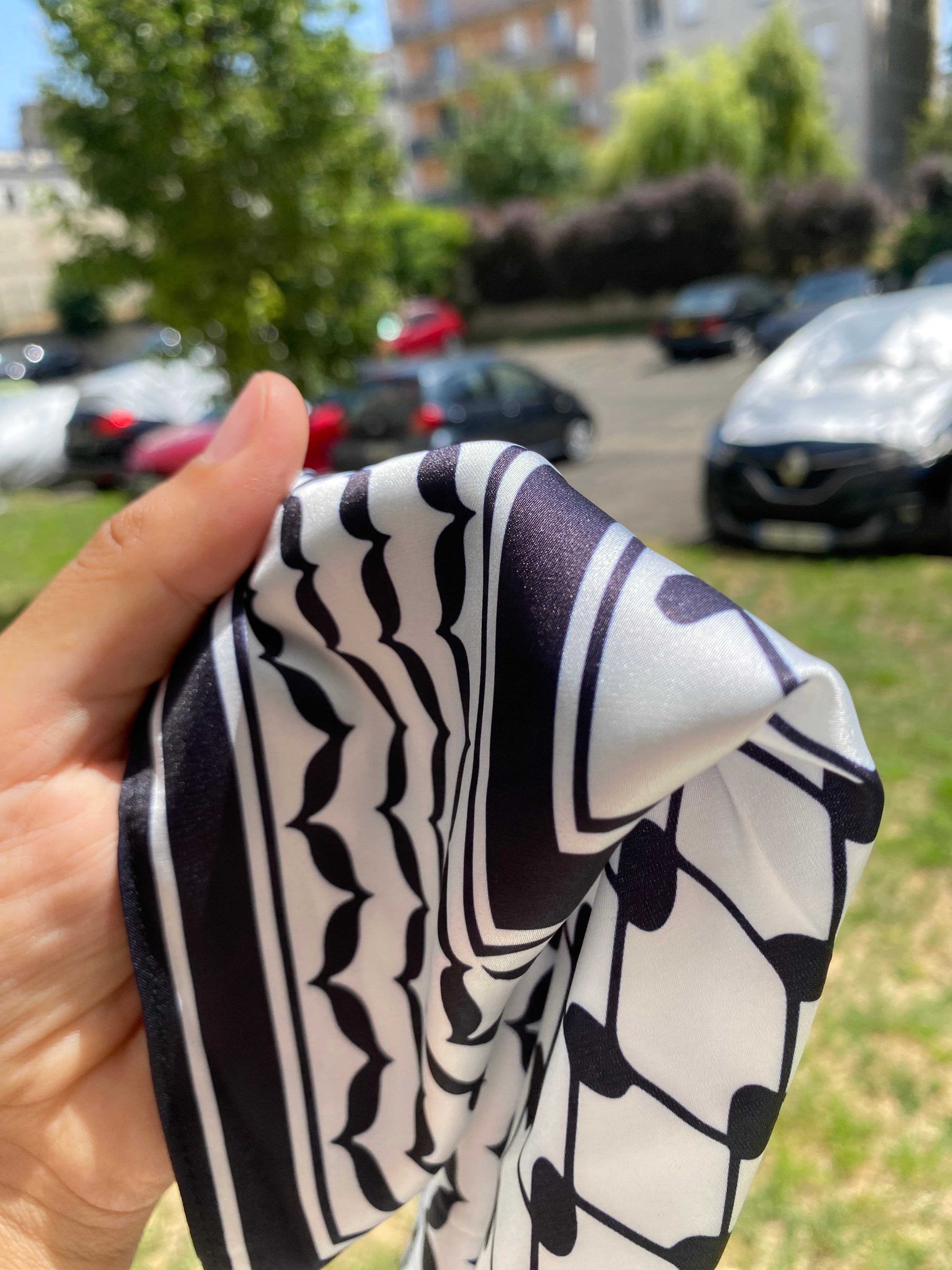 Carré motif Keffieh satiné