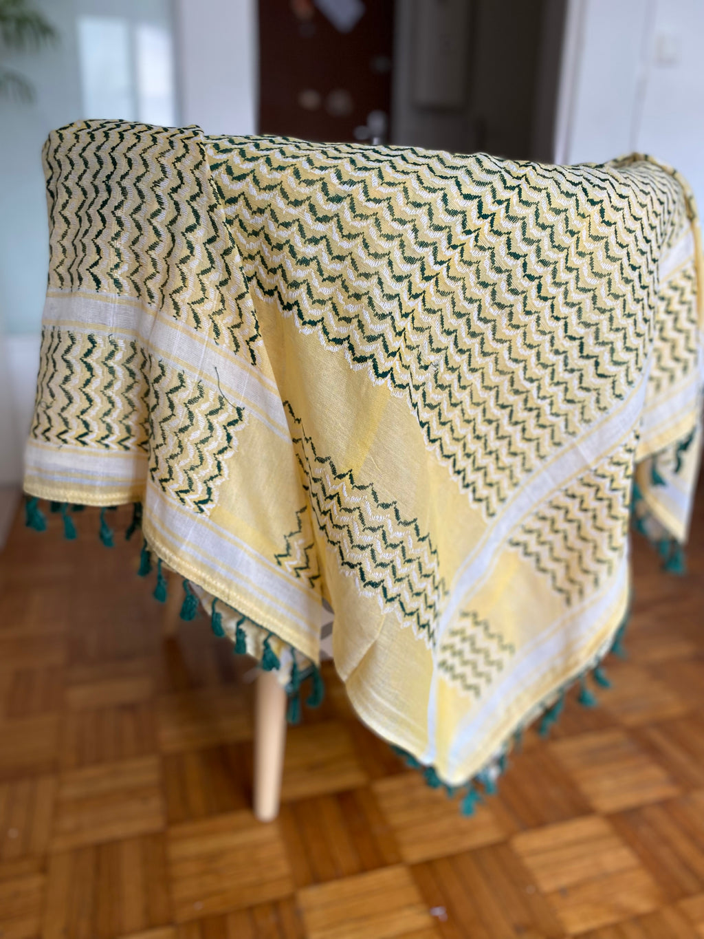 Kiffieh Palestinien authentique jaune avec pompons violets