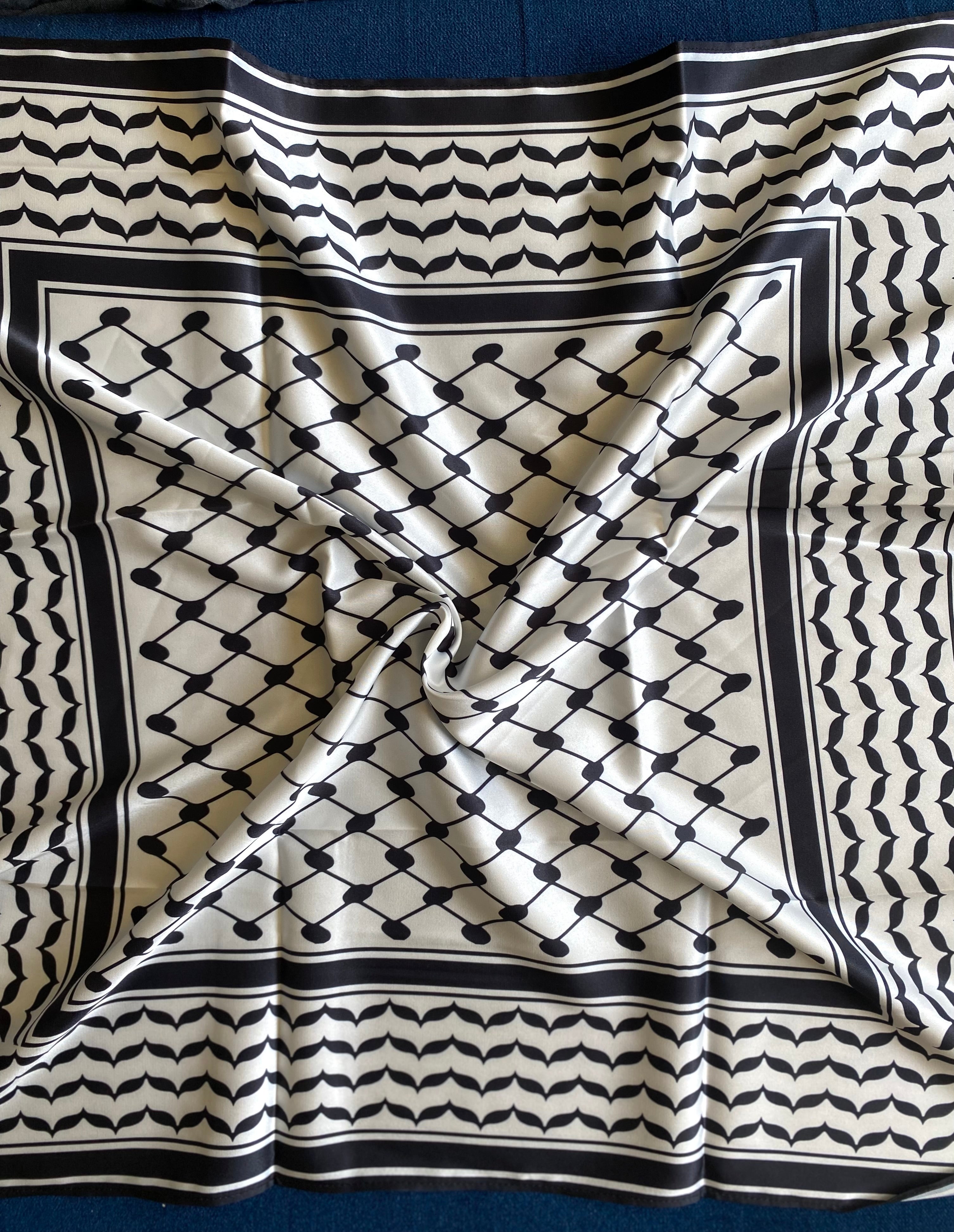 Carré motif Keffieh satiné