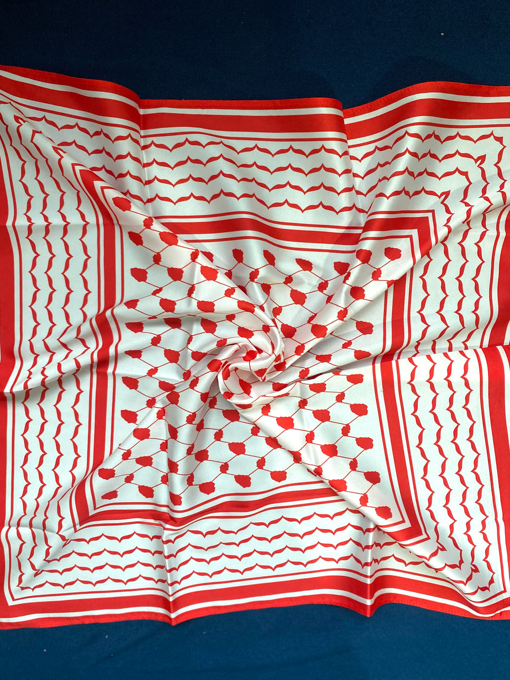 Carré motif Keffieh satiné