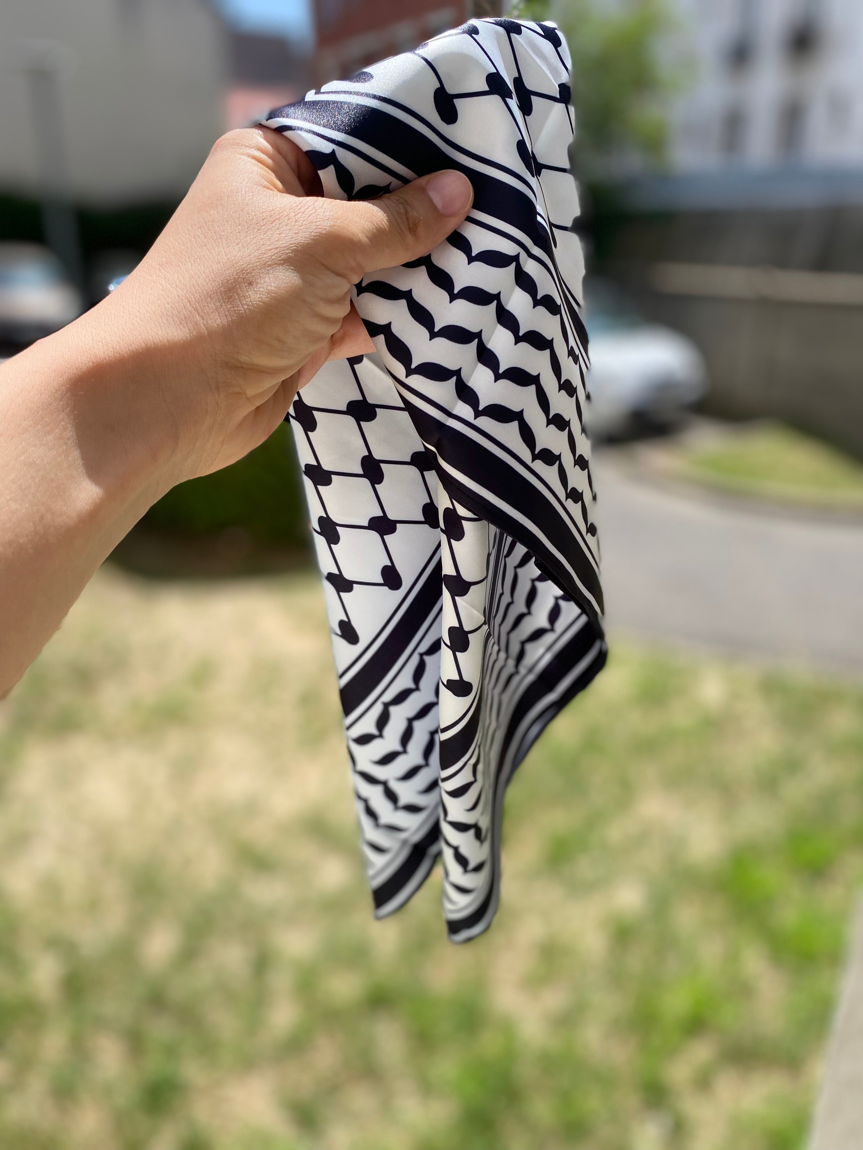 Carré motif Keffieh satiné