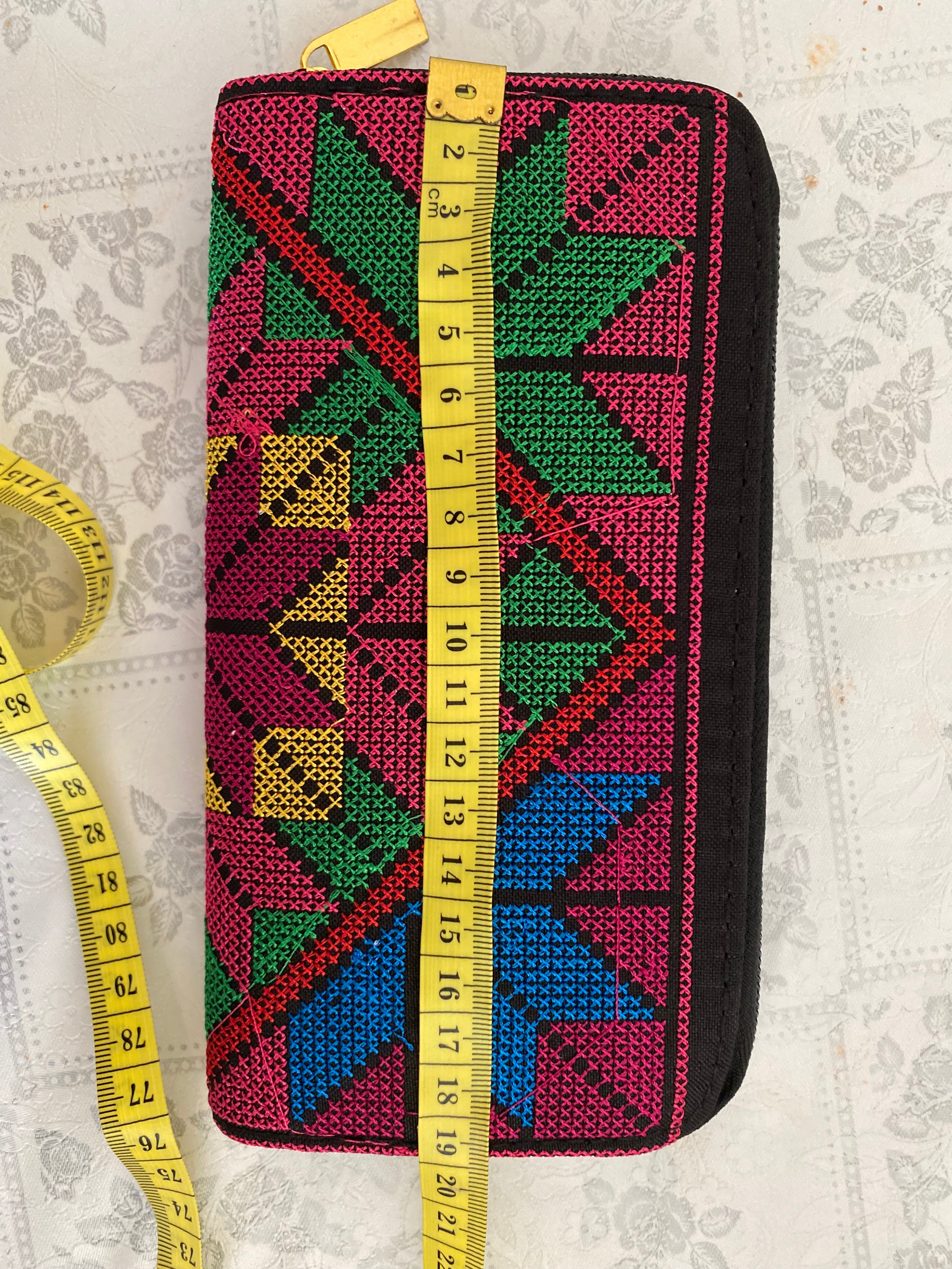 Pochette colorée – Motif tatreez palestinien