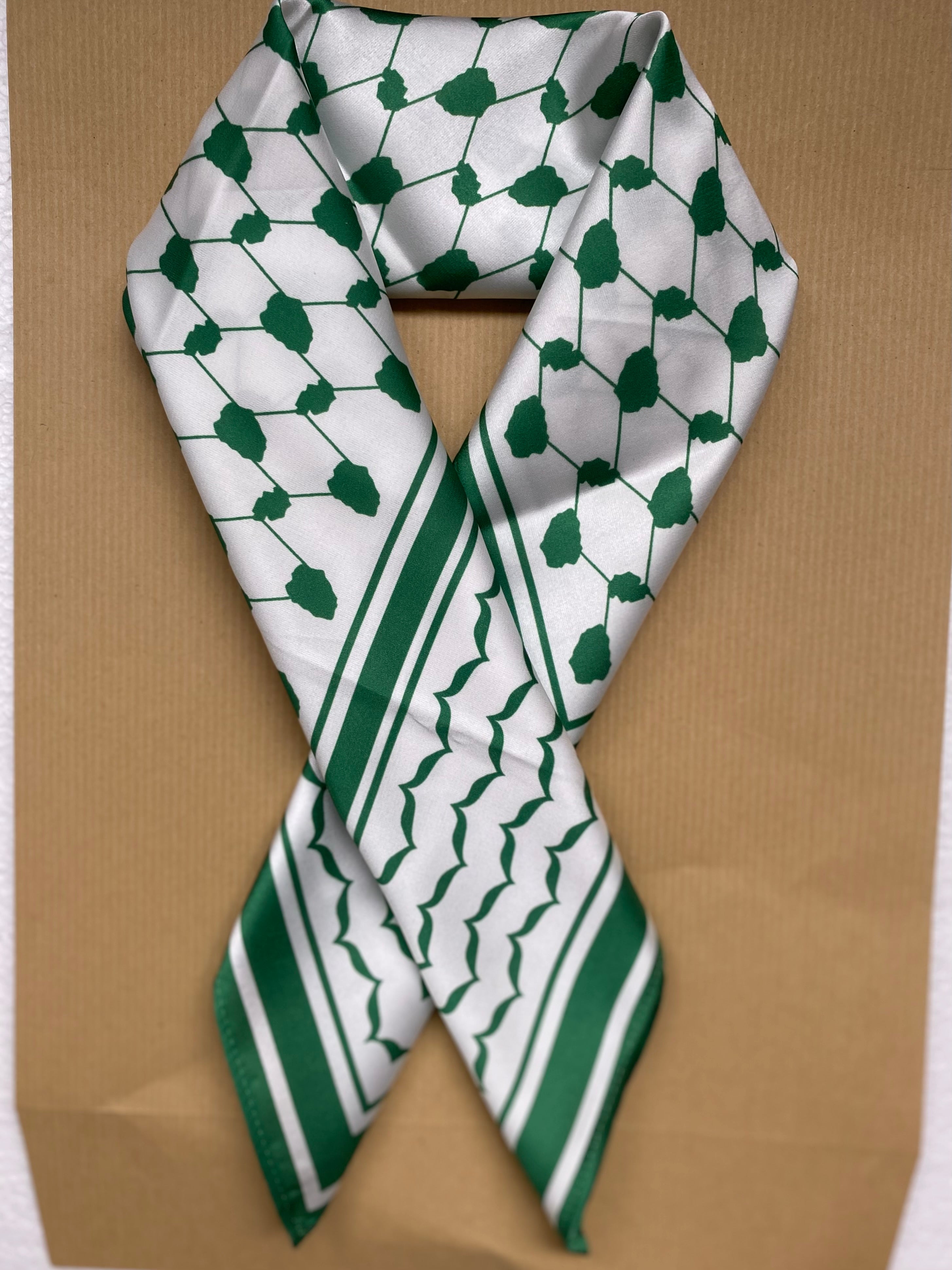 Carré motif Keffieh satiné