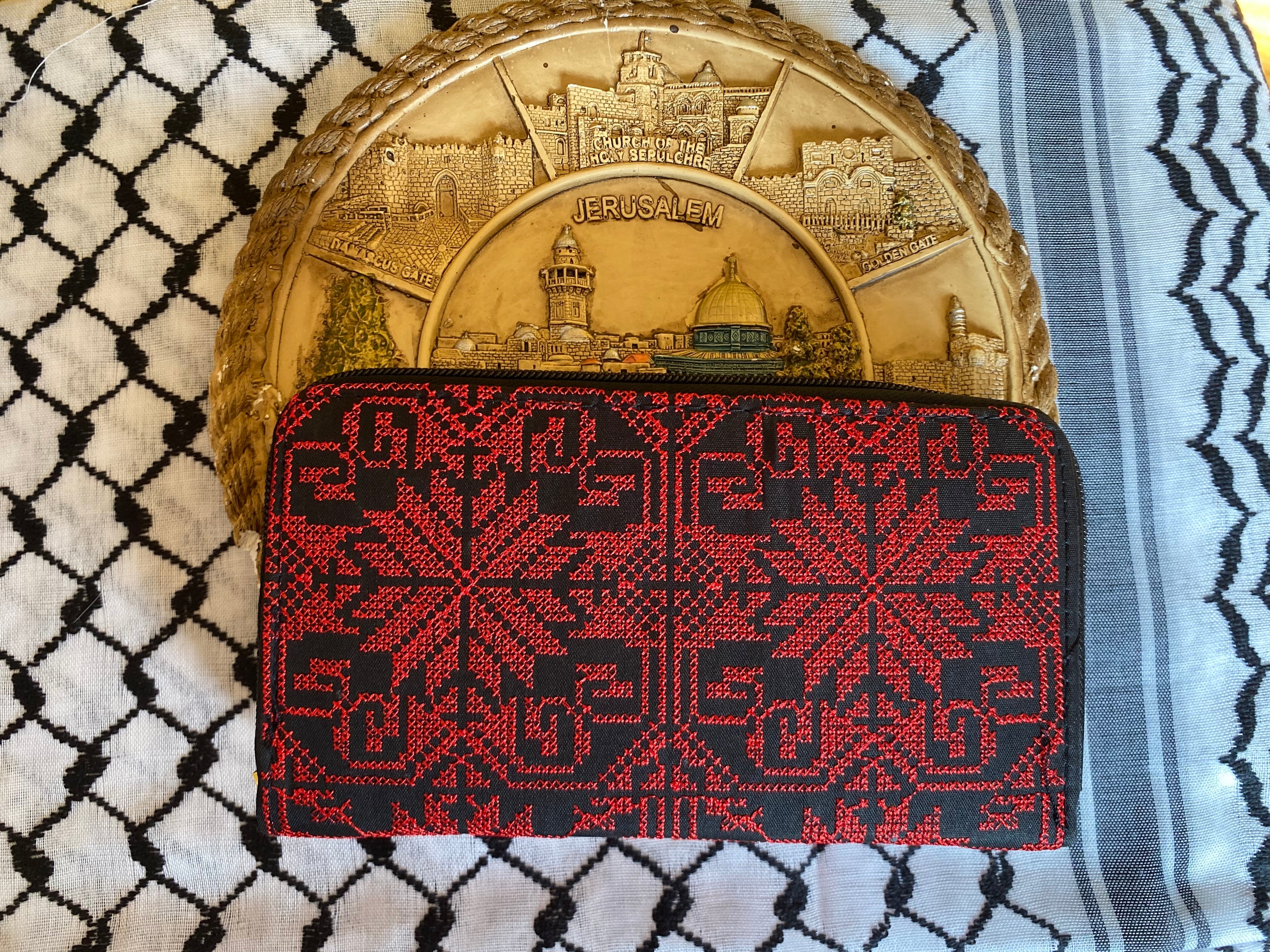 Pochette noir & rouge classique – Motif tatreez palestinien grand format