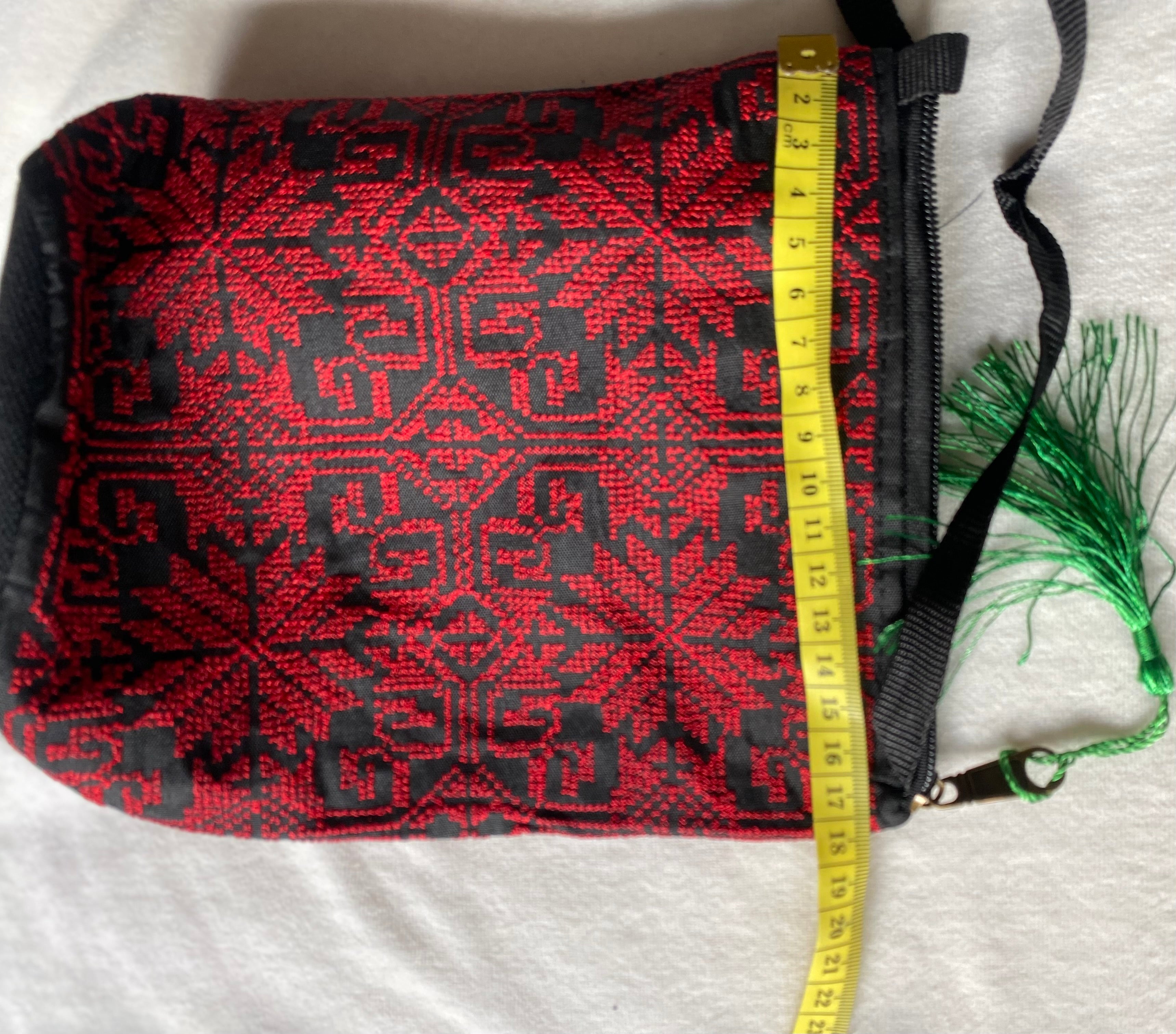 Bandoulière légère brodée – Tatreez palestinien noir & rouge classique