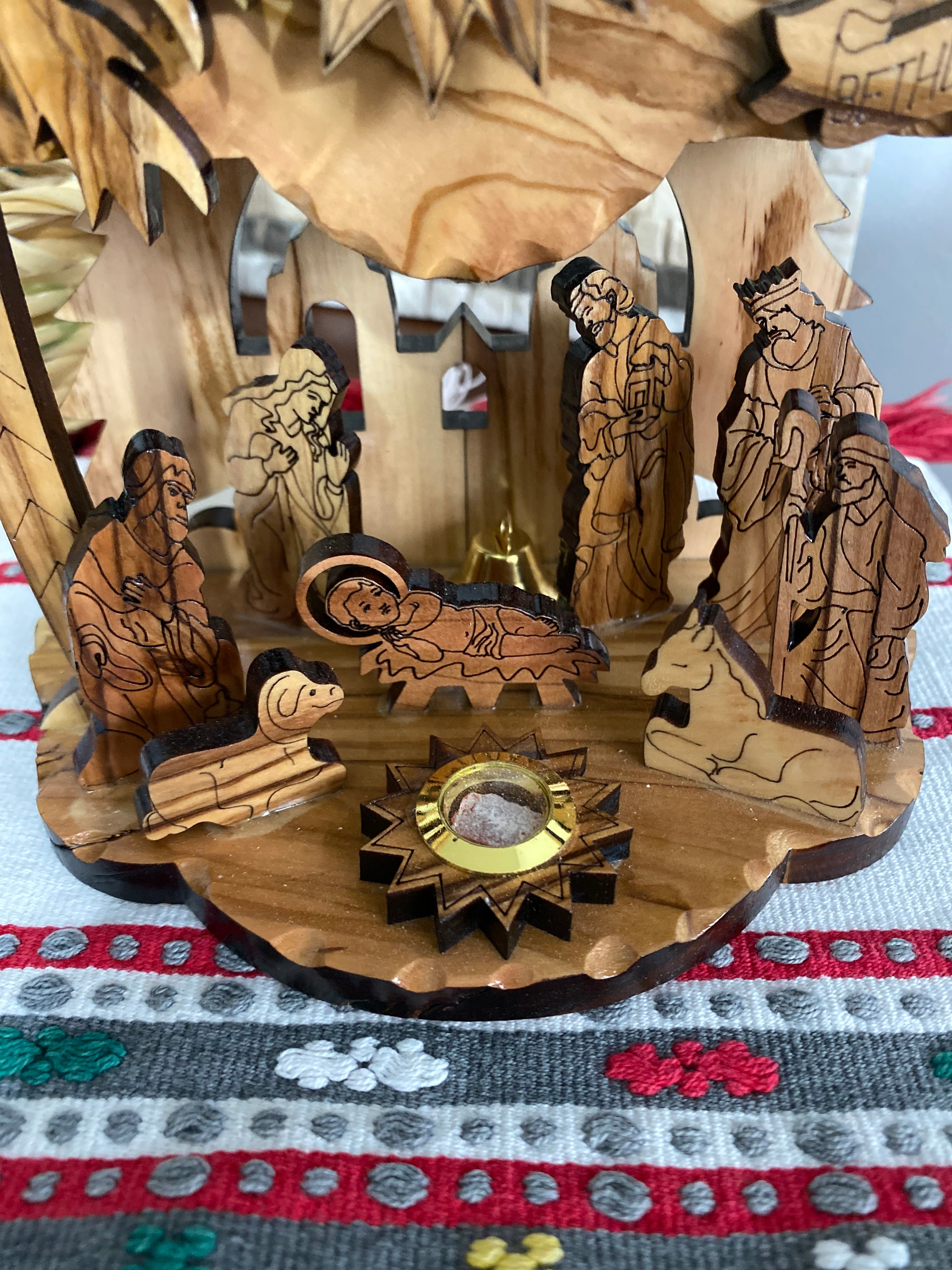 Crèche de Noël artisanale Grand format-
Musique intégrée modèle 2