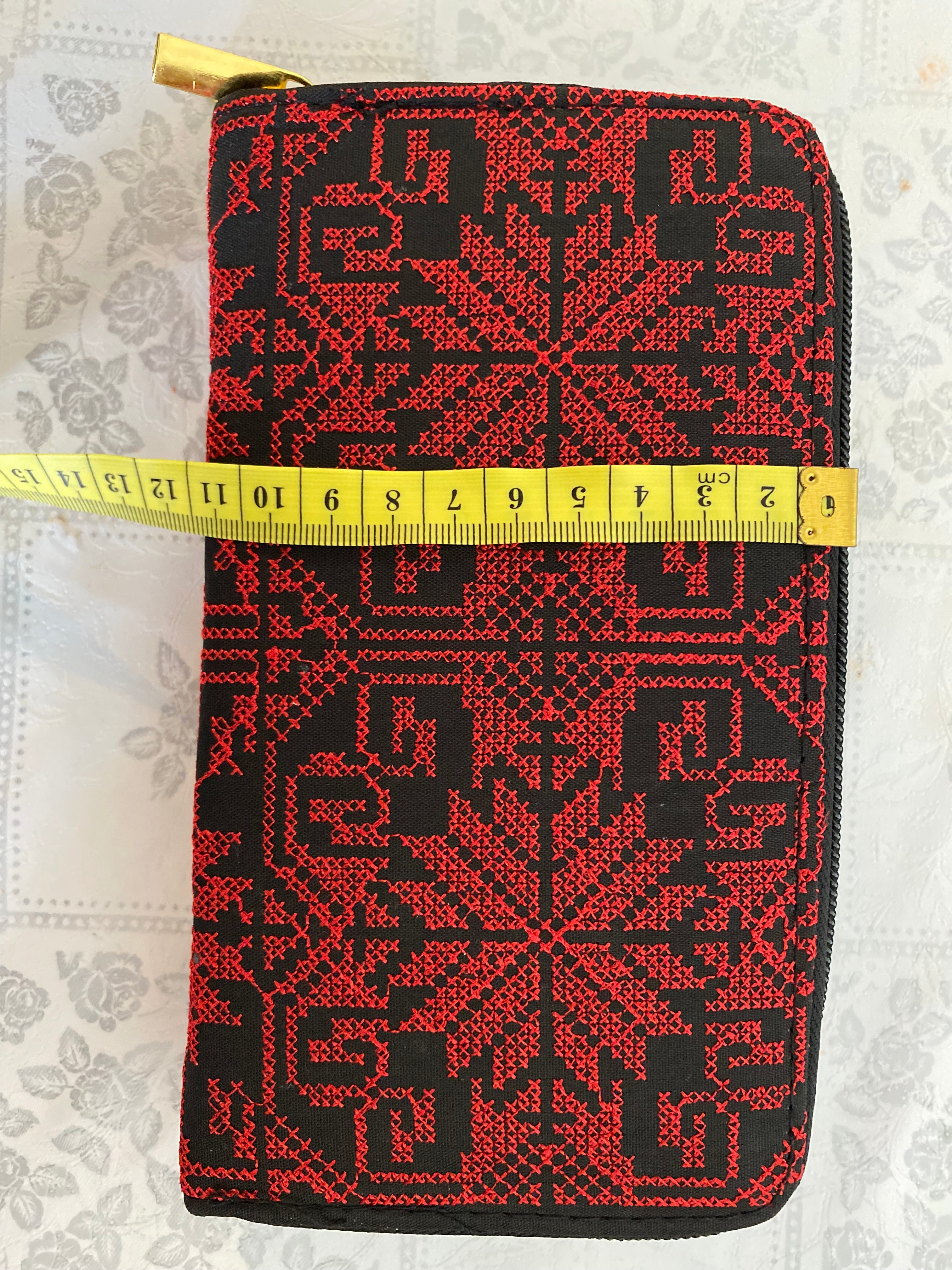 Pochette noir & rouge classique – Motif tatreez palestinien grand format