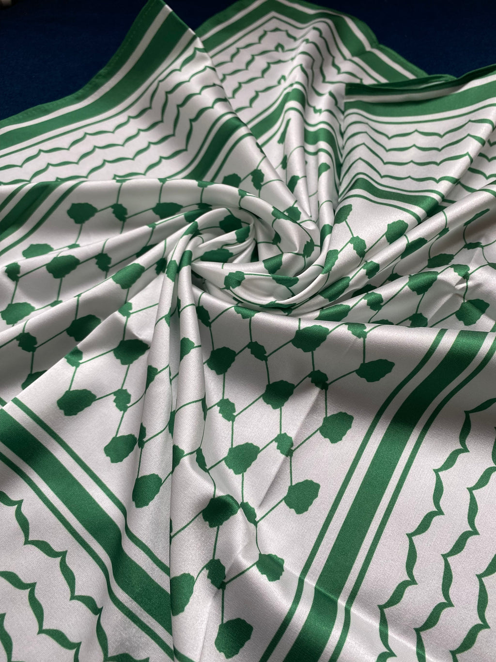 Carré motif Keffieh satiné