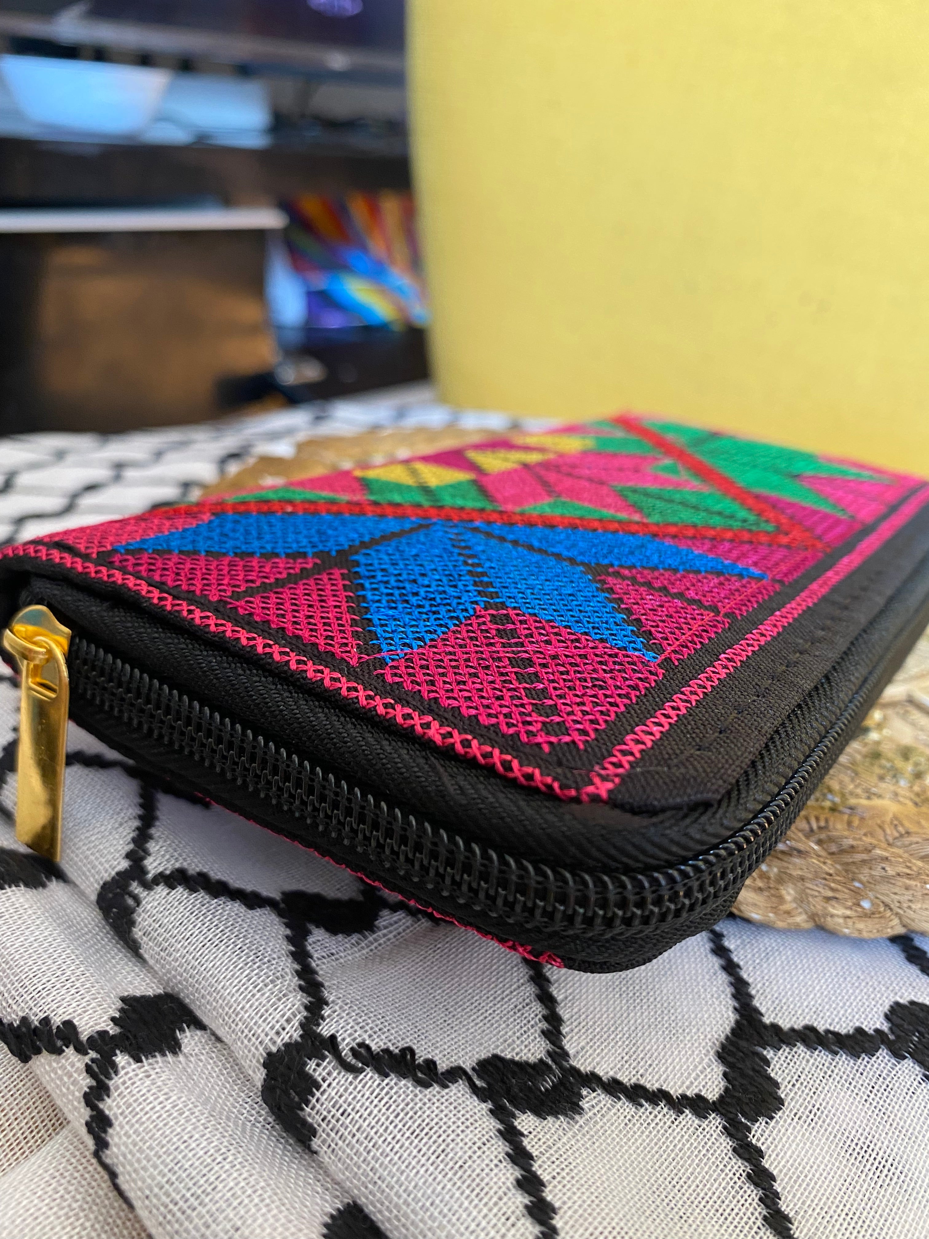 Pochette colorée – Motif tatreez palestinien