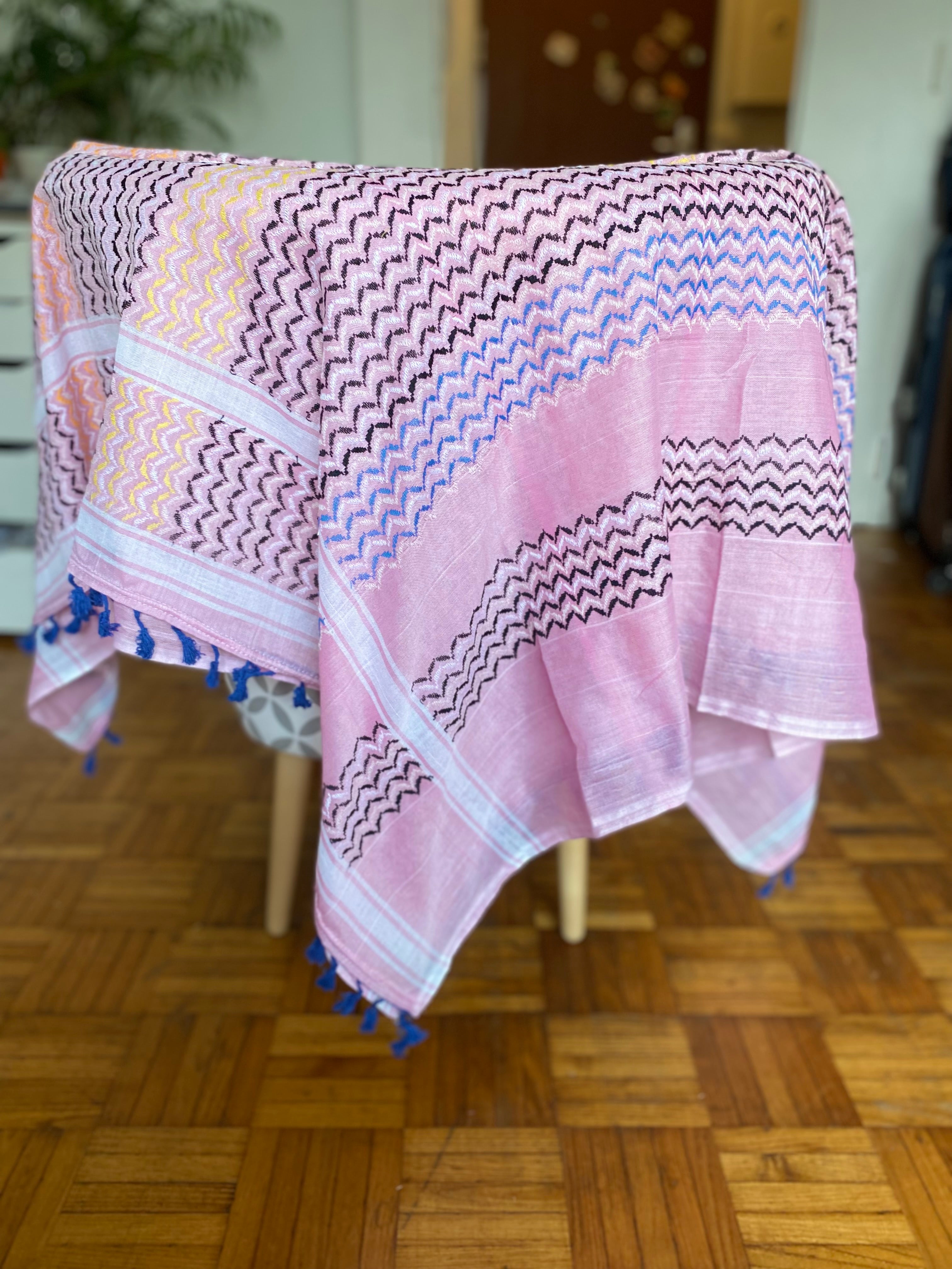 Kiffieh Palestinien authentique rose avec pompons bleus