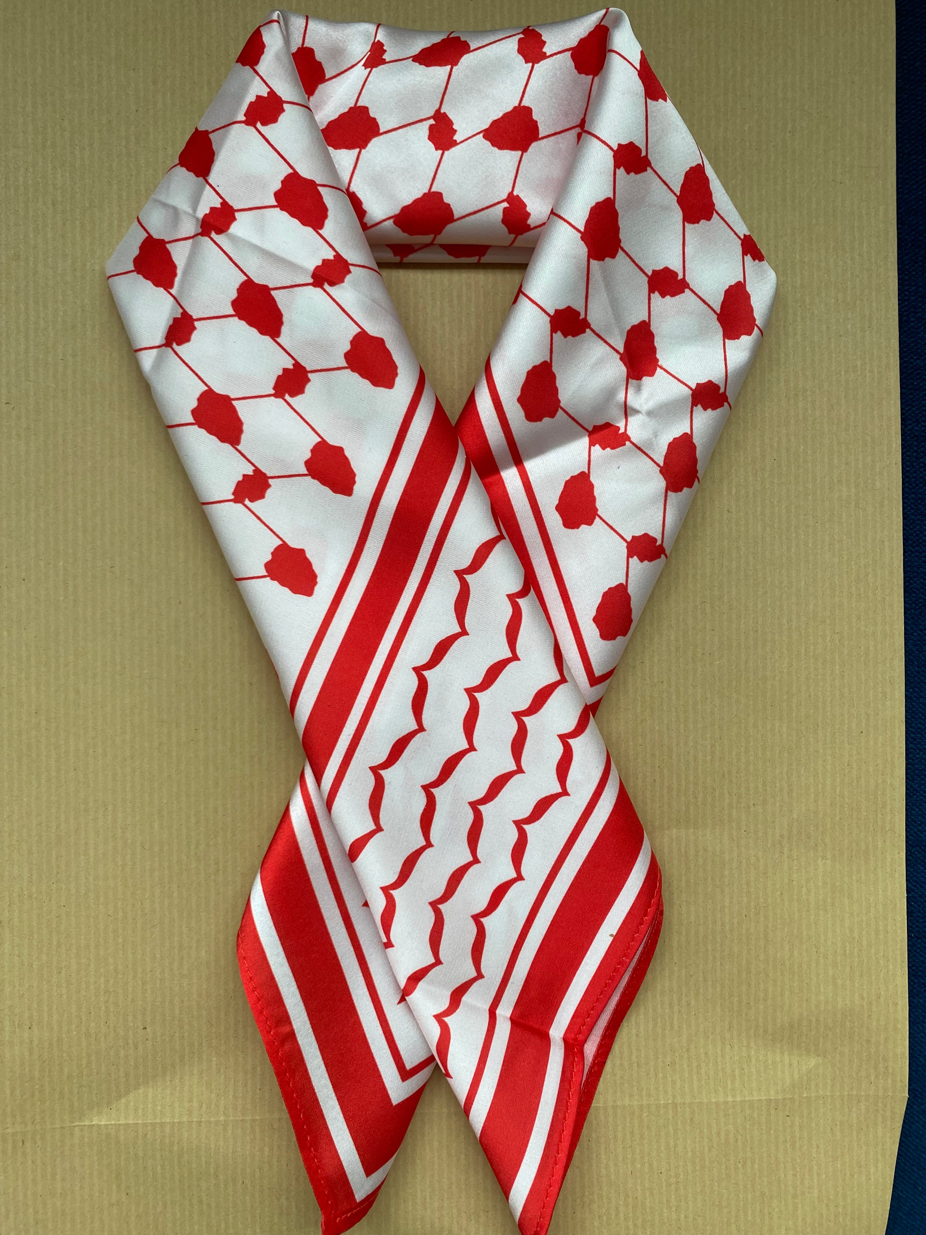 Carré motif Keffieh satiné