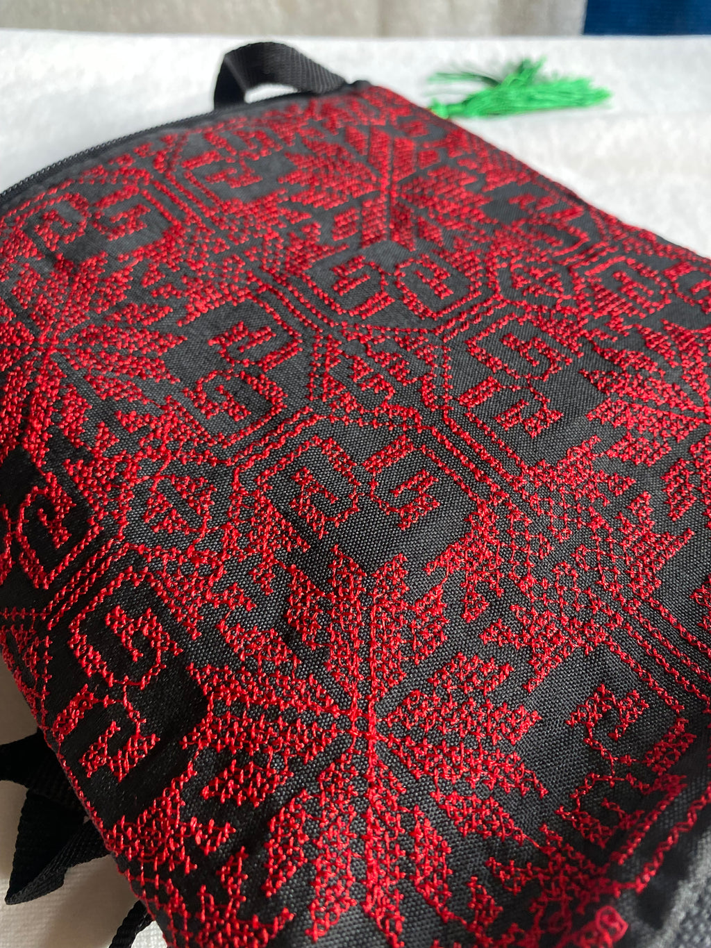 Bandoulière légère brodée – Tatreez palestinien noir & rouge classique