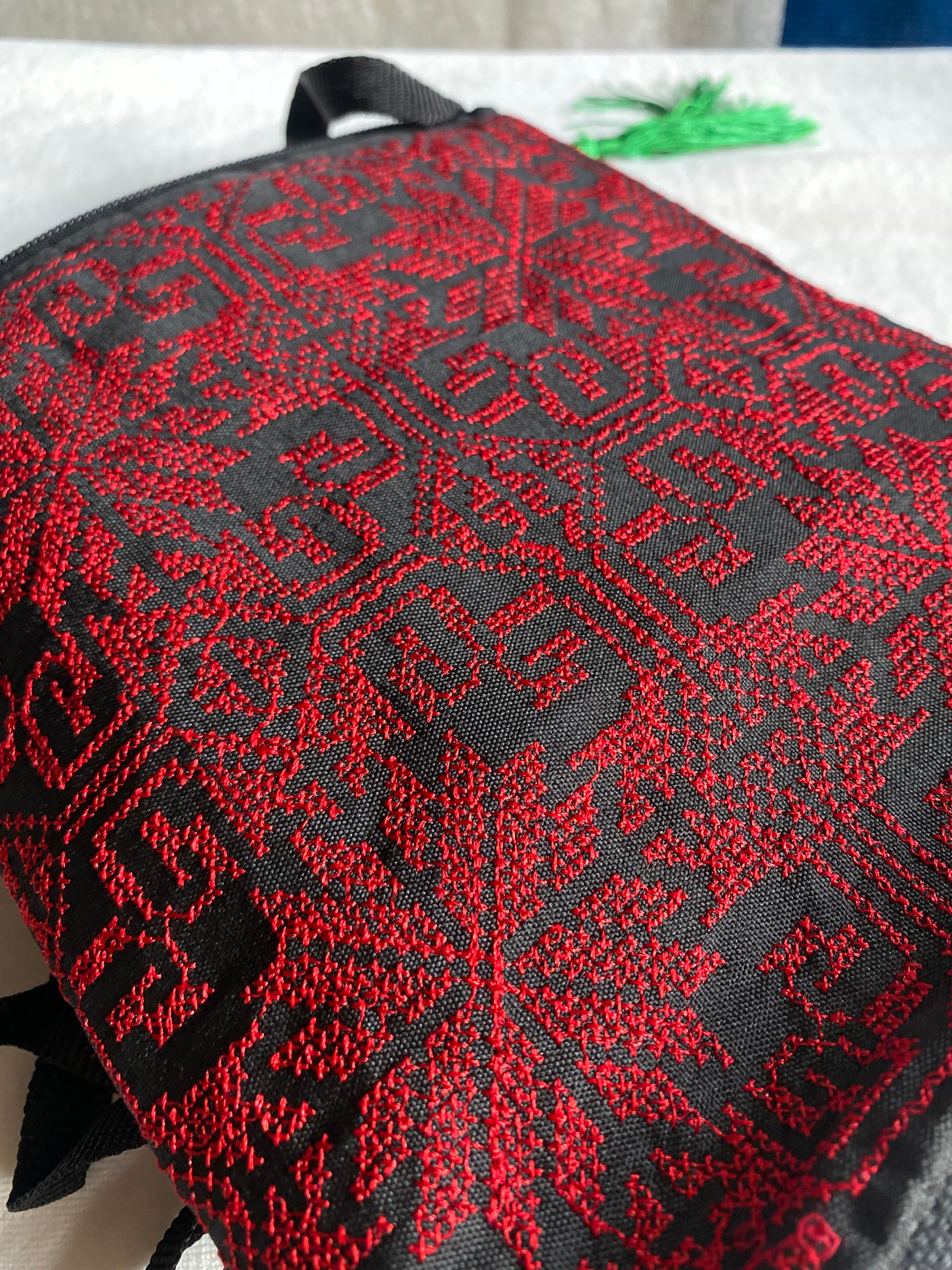Bandoulière légère brodée – Tatreez palestinien noir & rouge classique