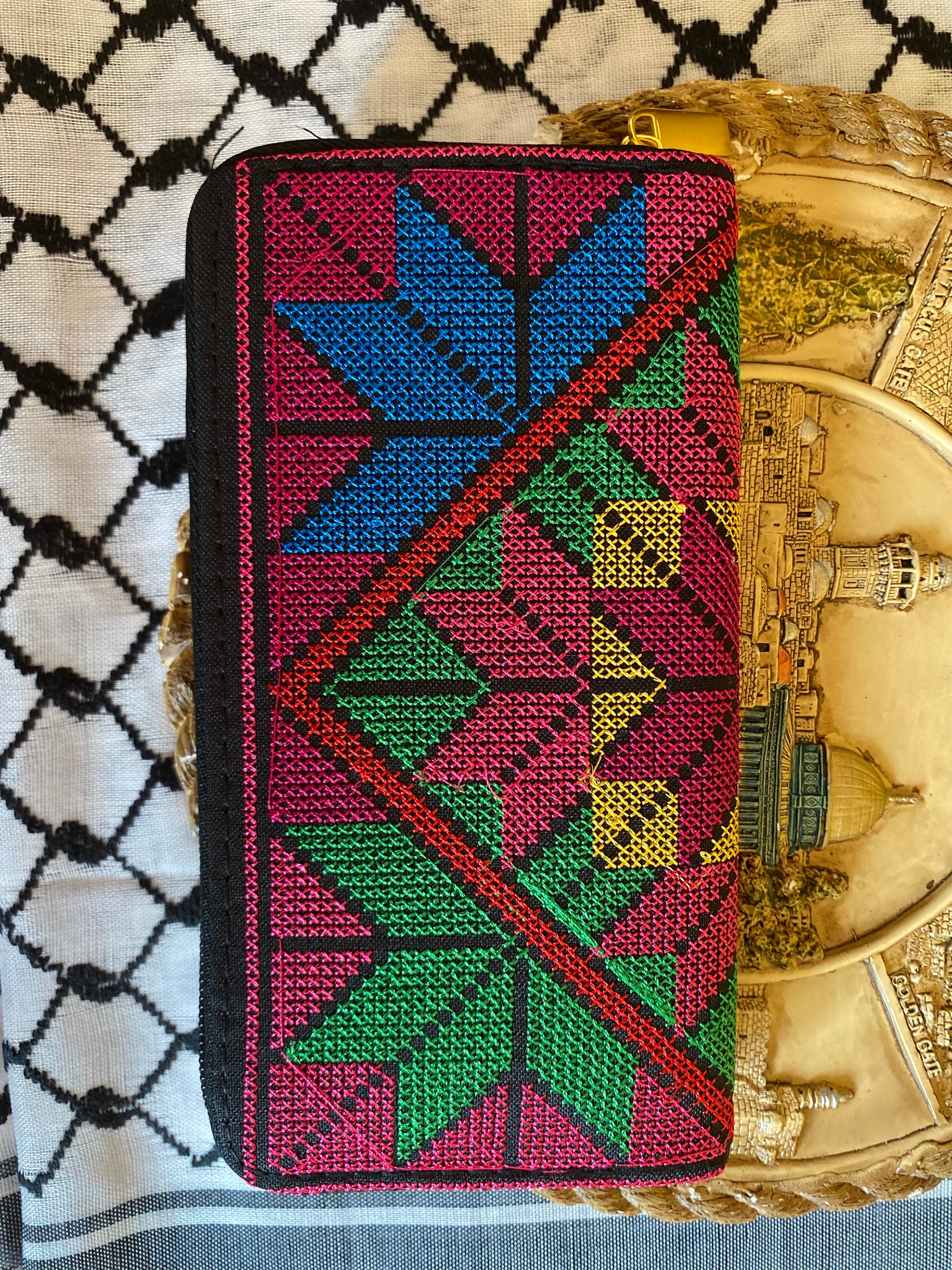 Pochette colorée – Motif tatreez palestinien