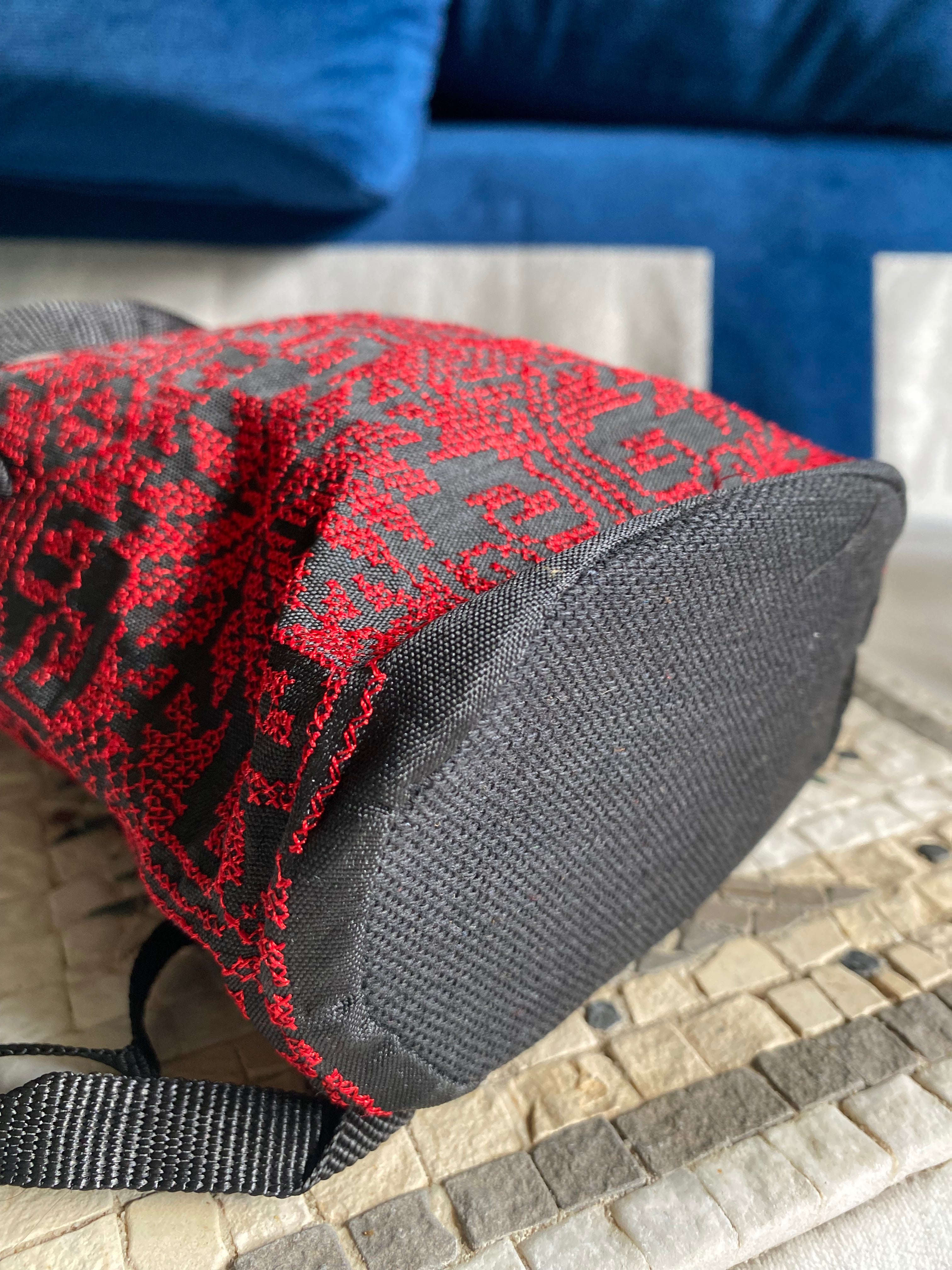 Bandoulière légère brodée – Tatreez palestinien noir & rouge classique