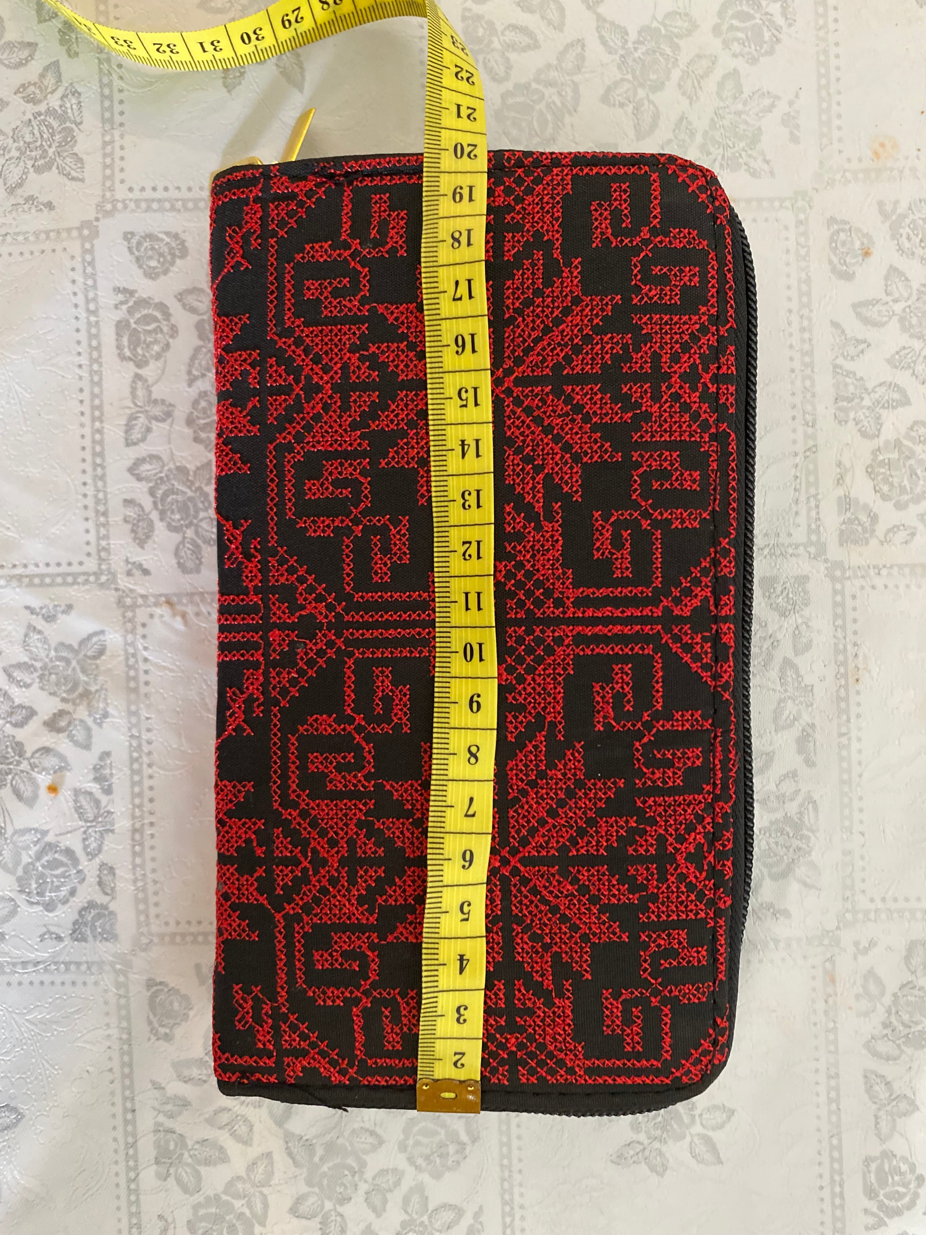 Pochette noir & rouge classique – Motif tatreez palestinien grand format