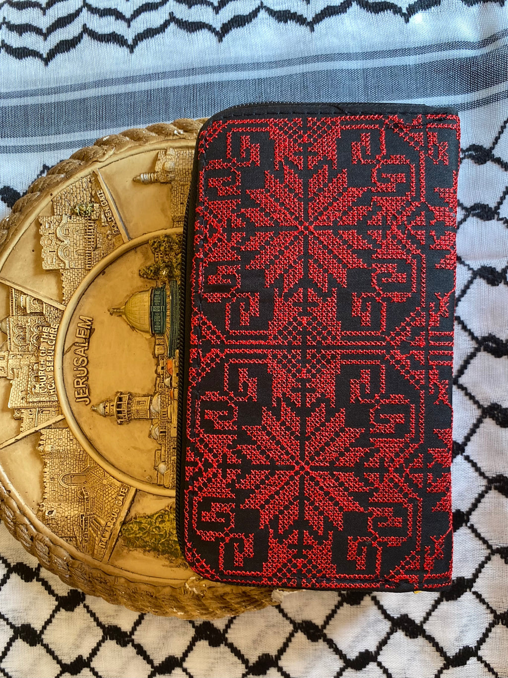 Pochette noir & rouge classique – Motif tatreez palestinien grand format