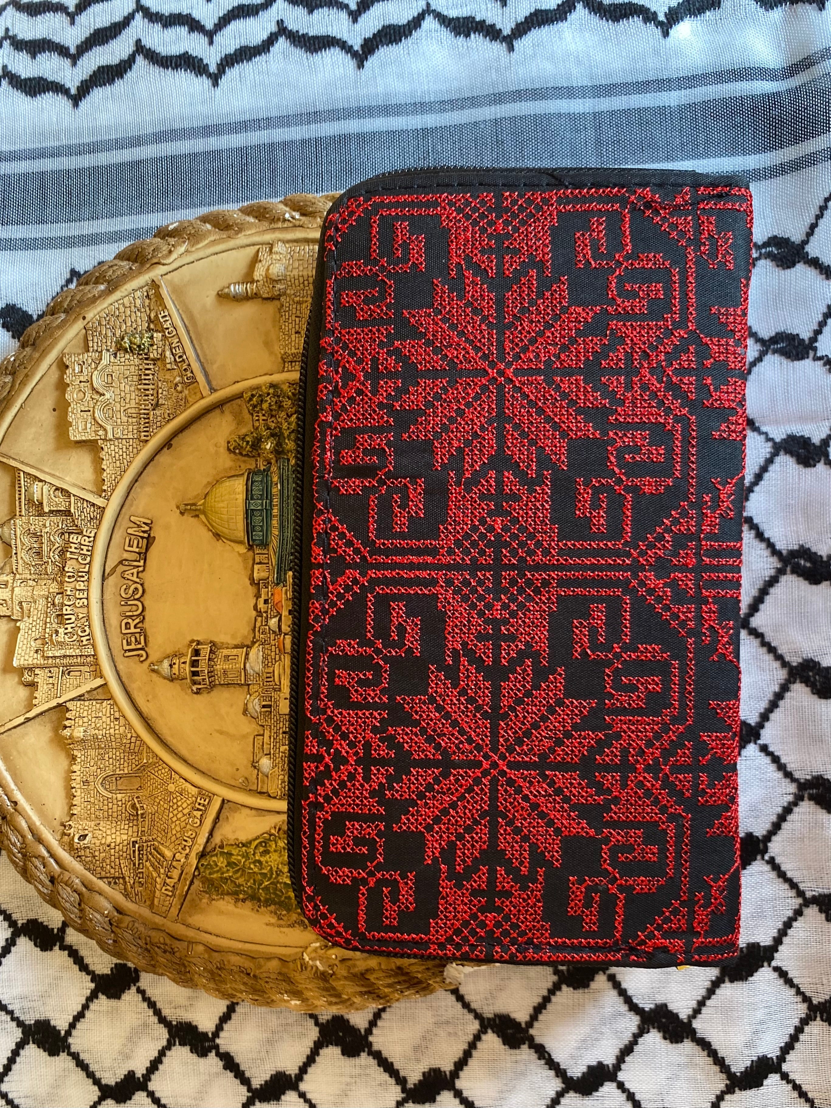 Pochette noir & rouge classique – Motif tatreez palestinien grand format