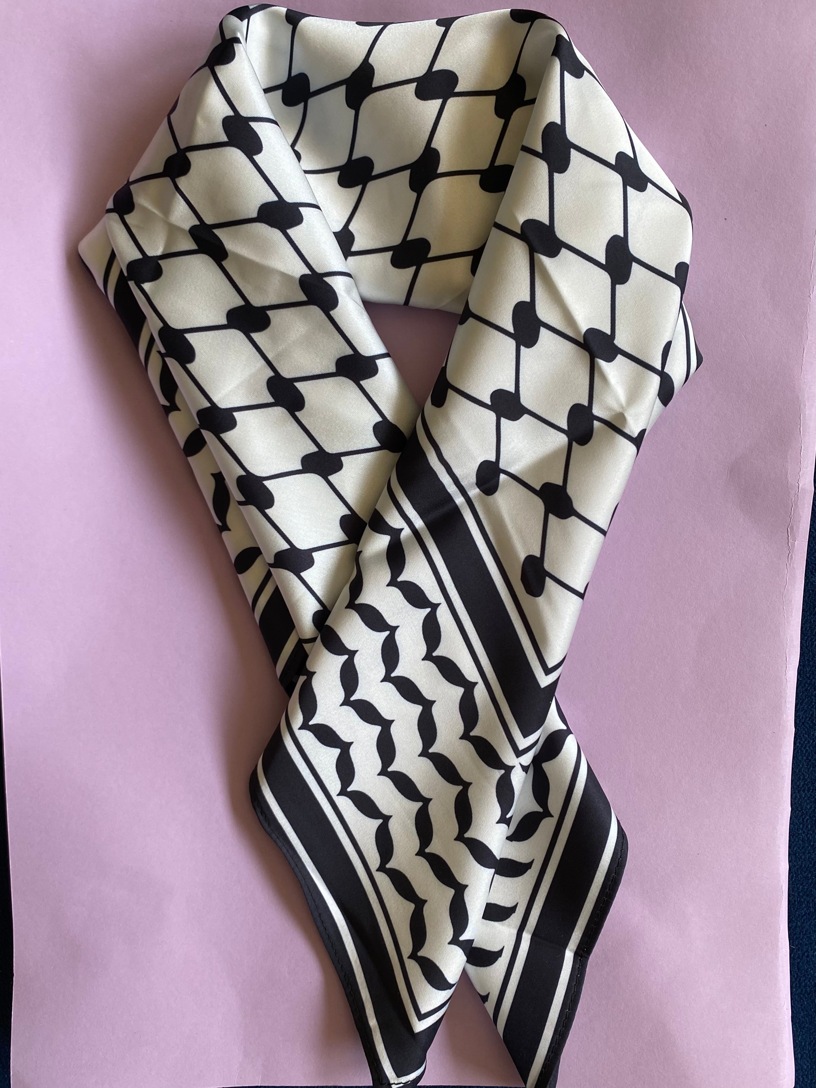 Carré motif Keffieh satiné