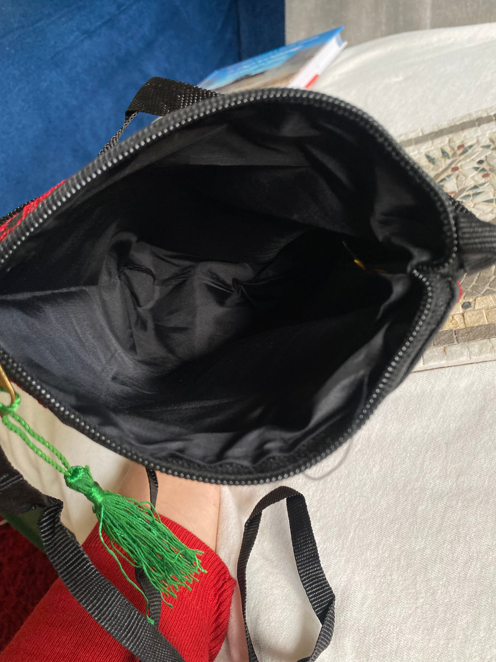 Bandoulière légère brodée – Tatreez palestinien noir & rouge classique