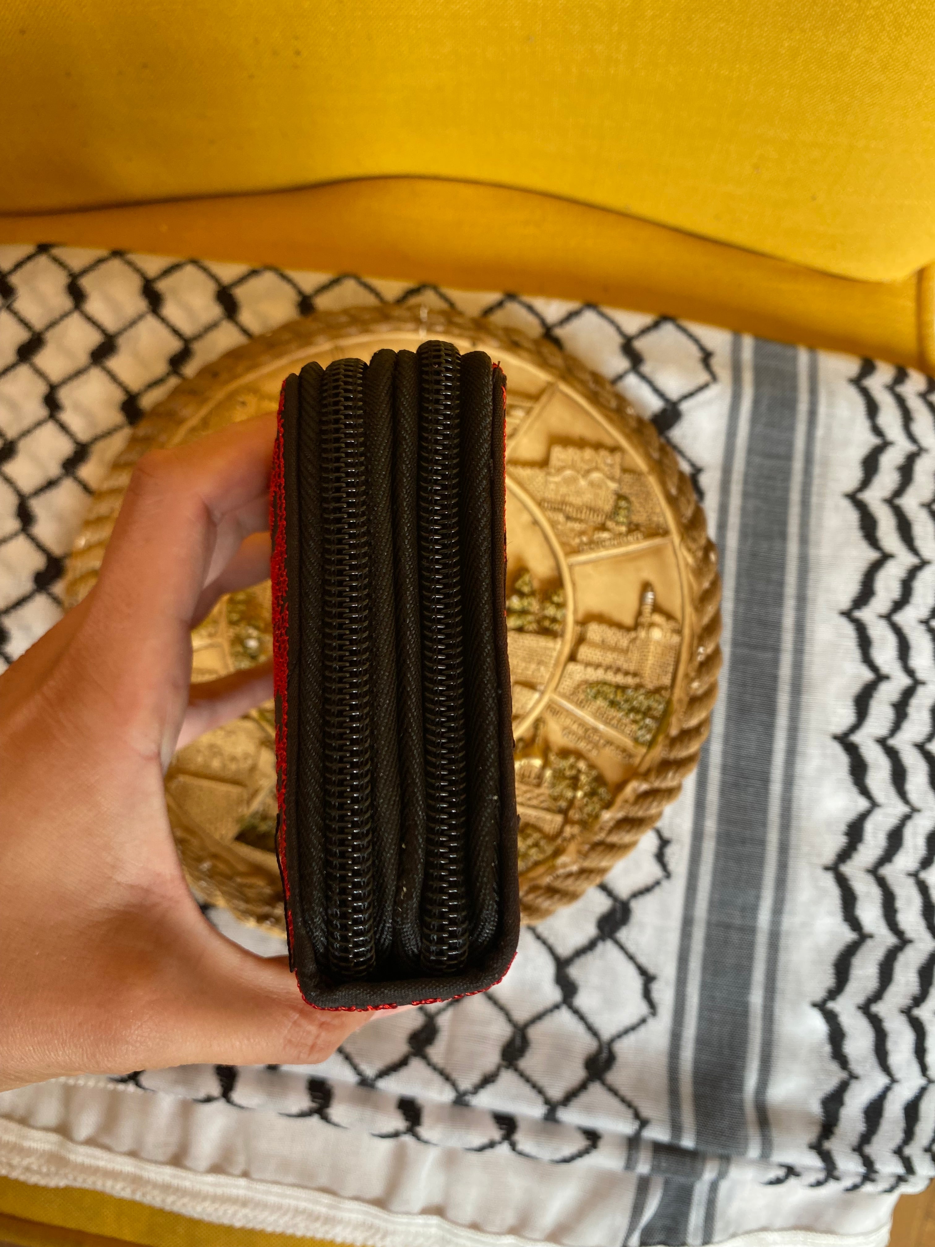 Pochette noir & rouge classique – Motif tatreez palestinien grand format