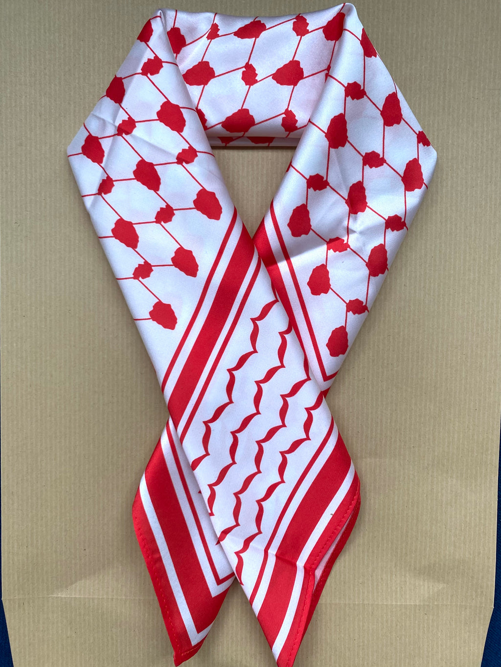 Carré motif Keffieh satiné