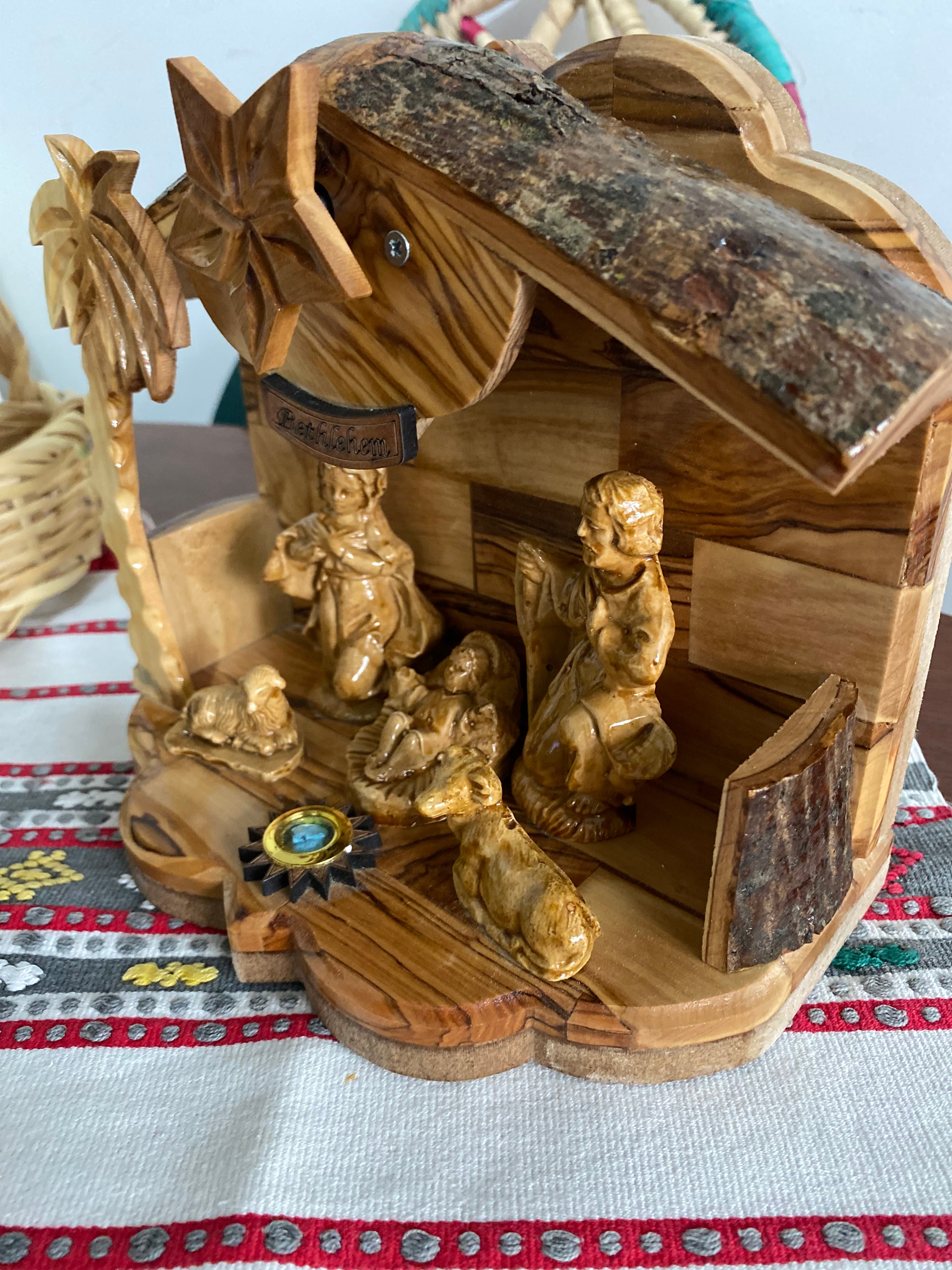 Crèche de Noël artisanale Grand format-
Musique intégrée modèle 1