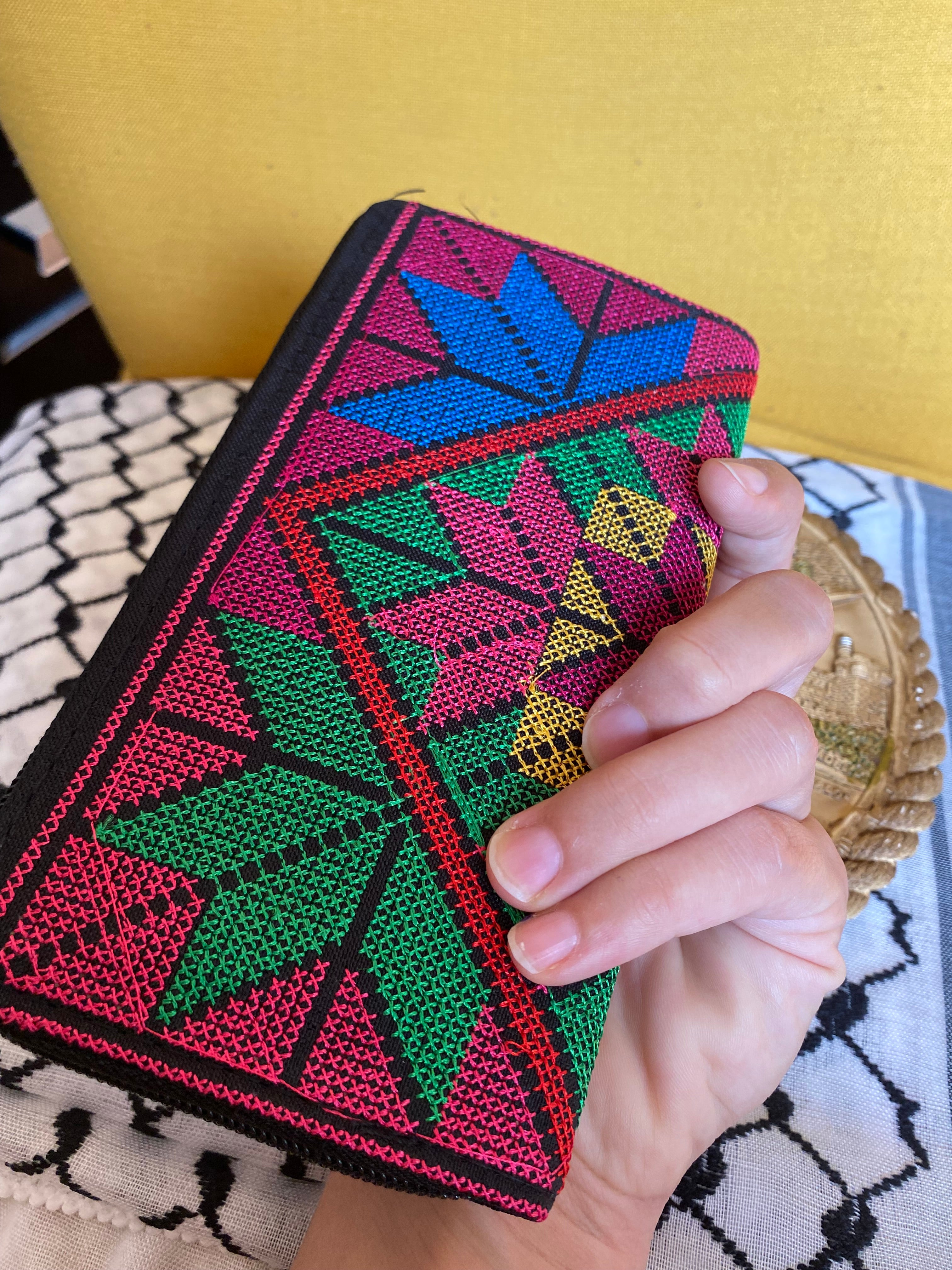 Pochette colorée – Motif tatreez palestinien