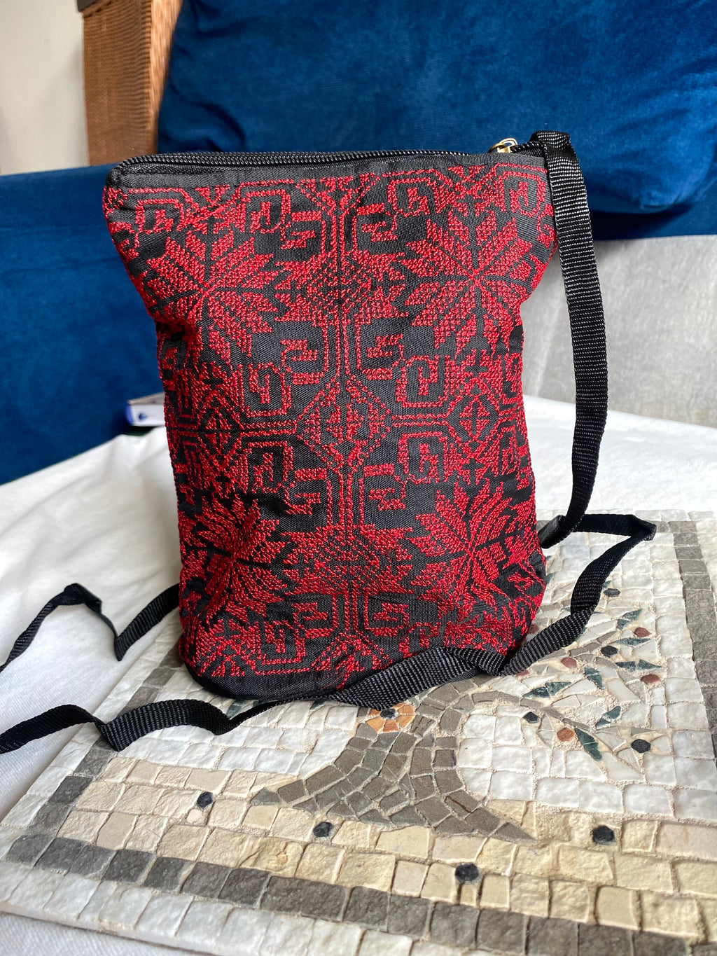 Bandoulière légère brodée – Tatreez palestinien noir & rouge classique