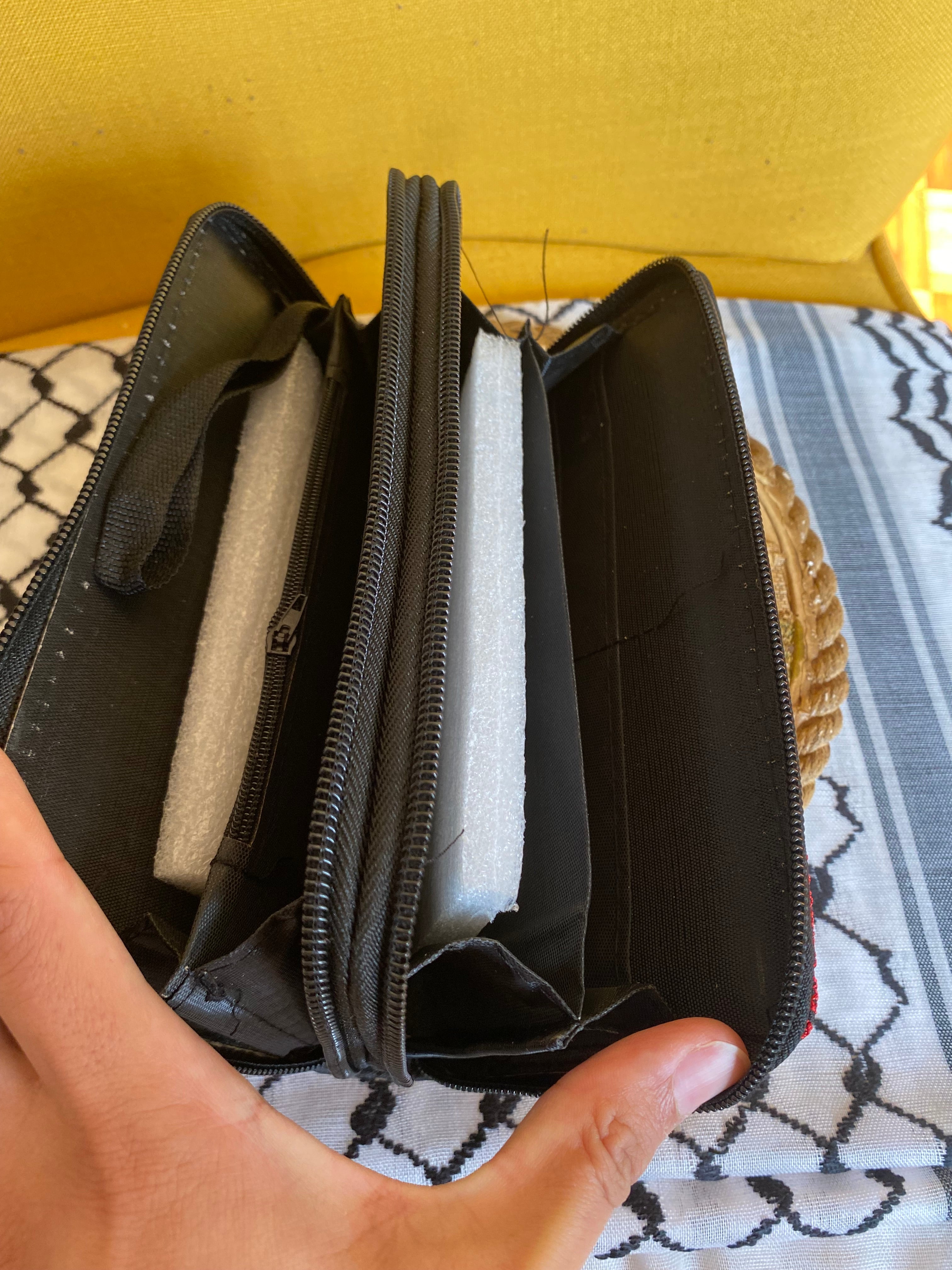 Pochette noir & rouge classique – Motif tatreez palestinien grand format